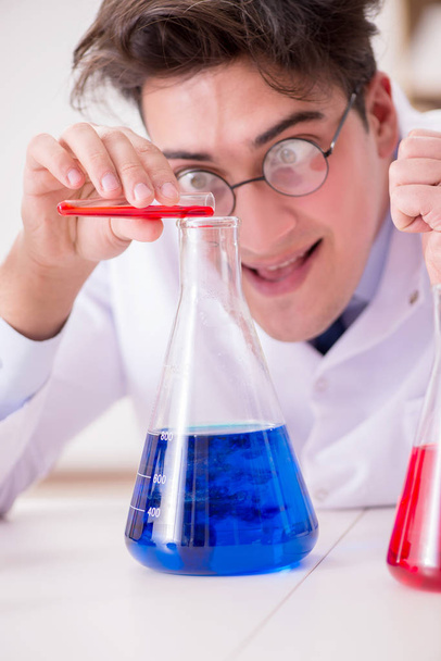 Τρελός τρελός επιστήμονας γιατρός κάνει πειράματα σε ένα εργαστήριο - Φωτογραφία, εικόνα