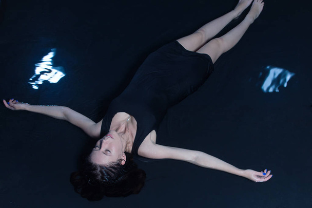 Młoda kobieta, leżąc w wodzie - Zdjęcie, obraz