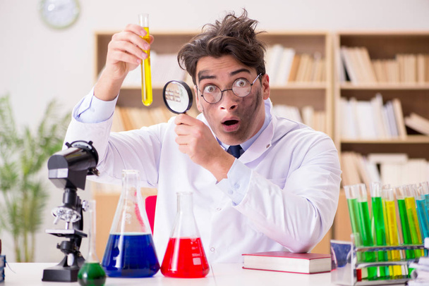 Божевільний вчений лікар проводить експерименти в лабораторії
 - Фото, зображення