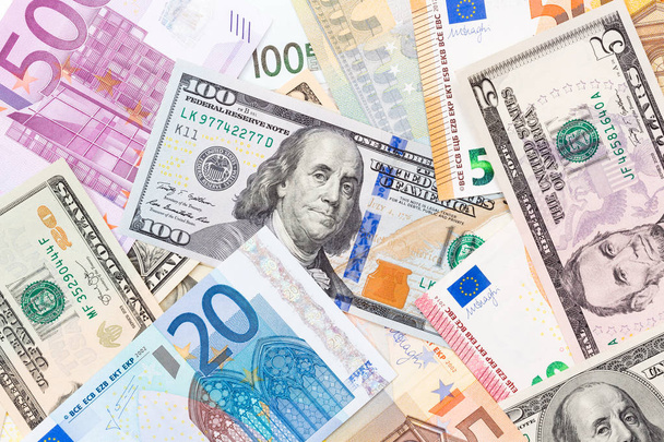 Achtergrond gemaakt van euro's en dollars.  - Foto, afbeelding