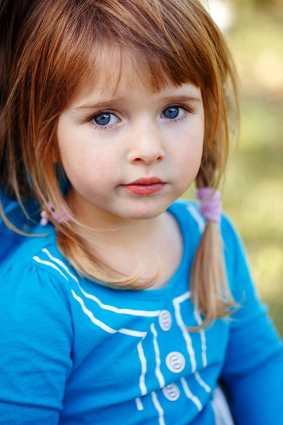 Petite fille aux cheveux roux
  - Photo, image