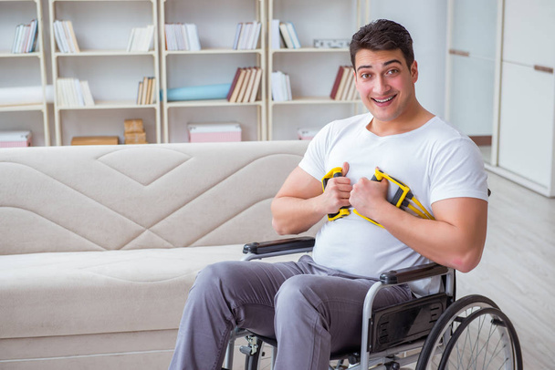 ανάπηρος που αναρρώνει από τραυματισμό στο σπίτι - Φωτογραφία, εικόνα