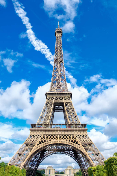 The Eiffel Tower in Paris on a sunny summer day - Foto, Imagem