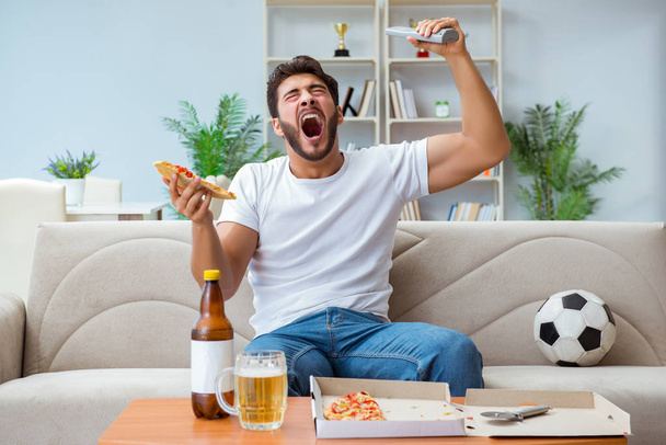 Ο άνθρωπος τρώει πίτσα έχει ένα takeaway στο σπίτι χαλαρωτική ανάπαυση - Φωτογραφία, εικόνα