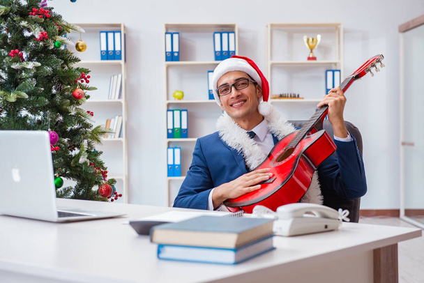 Empresario celebrando vacaciones de Navidad en la oficina - Foto, imagen