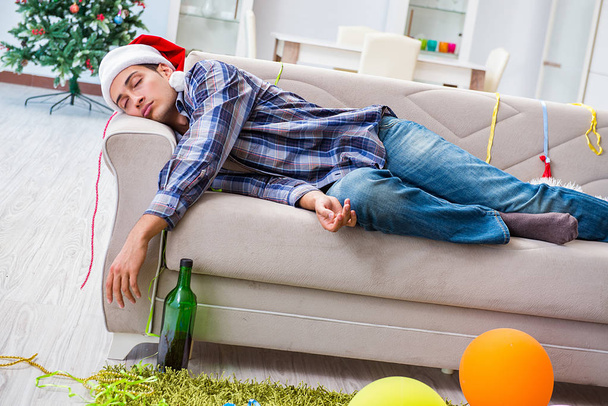 Ο άνθρωπος έχει hangover μετά τα Χριστούγεννα - Φωτογραφία, εικόνα