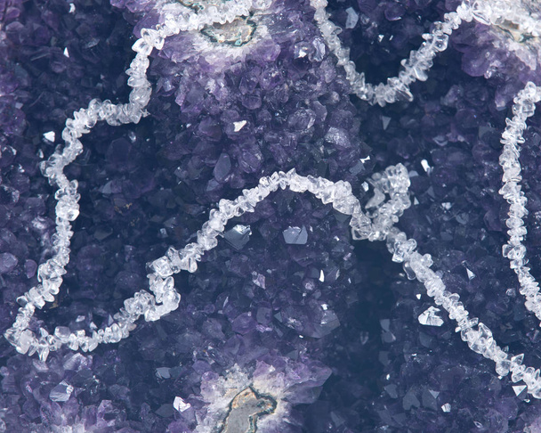 Ожерелье из четкого кварца с ожерельем из чипсов представлено на аметистовой геоде
 - Фото, изображение