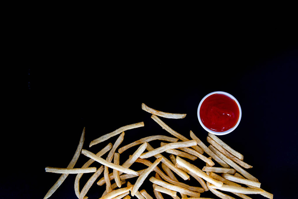 Свіжа картопля Смачна картопля фрі з продуктом фаст-фуду кетчупу
 - Фото, зображення