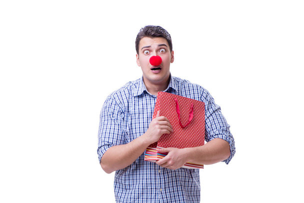 Ο άνθρωπος με την κόκκινη μύτη αστείο κρατώντας ένα δώρο τσάντα ψώνια είναι - Φωτογραφία, εικόνα