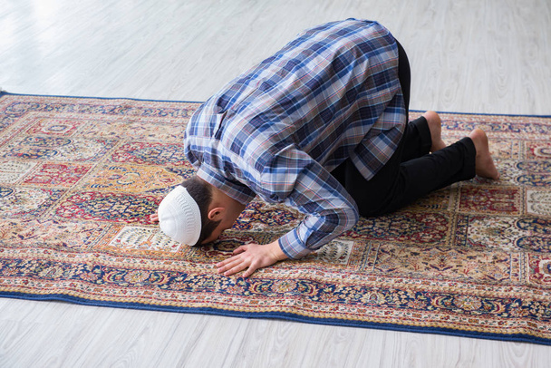 Молодий мусульманин молиться вдома
 - Фото, зображення