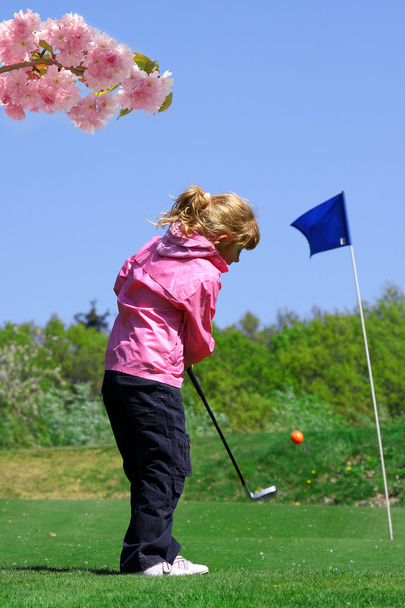 játék golf durimg tavasszal kislány - Fotó, kép