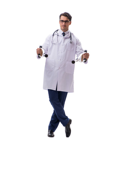 Médico joven de pie caminando aislado en blanco backgr - Foto, imagen