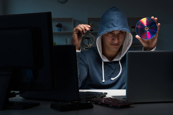 Hacker hacker számítógép éjjel - Fotó, kép