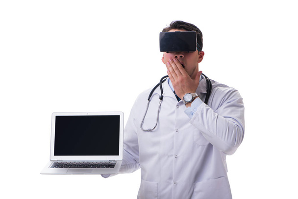 Arzt trägt ein Virtual-Reality-Headset isoliert auf weißem Ba - Foto, Bild