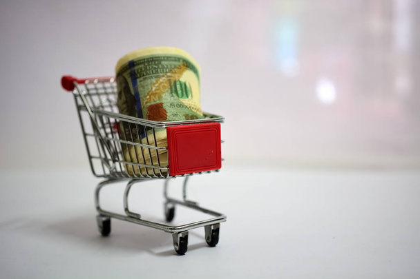 Dollar in shopping cart - Foto, immagini