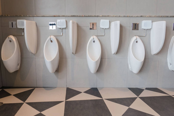 Interieur moderner Toilettenschüssel im Badezimmer  - Foto, Bild