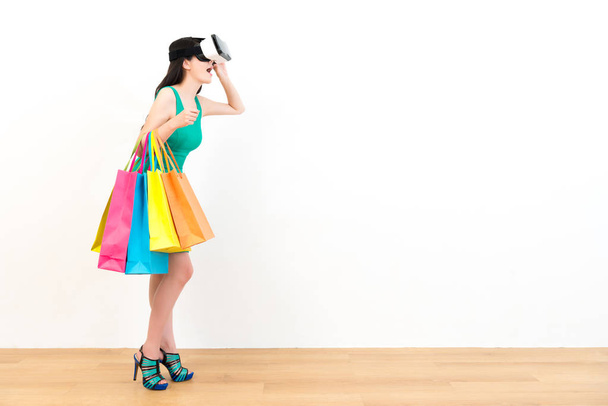 young shopper woman wearing virtual reality device - Foto, Imagen