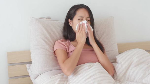 Femme souffrant d'allergie au nez
 - Photo, image