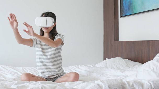 Γυναίκα φοράει συσκευή εικονικής πραγματικότητας  - Φωτογραφία, εικόνα