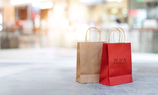 Μαύρη Παρασκευή τσάντες για ψώνια στο πάτωμα σε εξωτερικούς χώρους με ιστορικό εμπορικό κέντρο  - Φωτογραφία, εικόνα