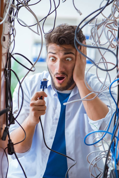 Elektrikář se snaží rozmotat dráty v konceptu oprav - Fotografie, Obrázek