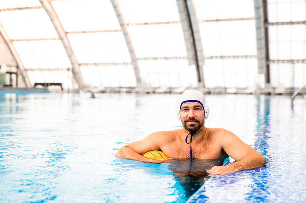 Water polo player in a swimming pool. - Foto, afbeelding
