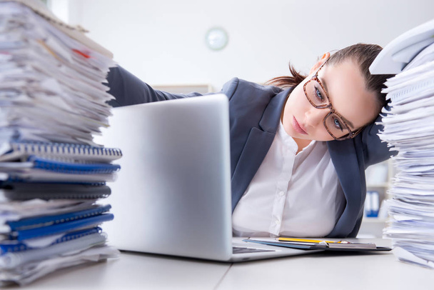 Empresária cansada com carga de trabalho de papelada - Foto, Imagem
