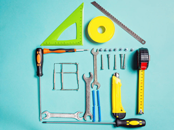 Концепция улучшения дома. Набор рабочих инструментов для строительства или ремонта дома
 - Фото, изображение