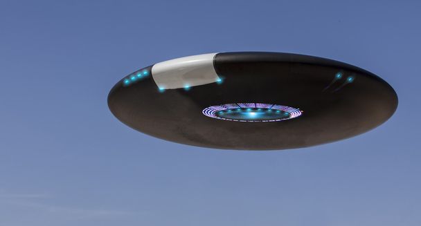 Mavi gökyüzü üzerinde UFO - Fotoğraf, Görsel