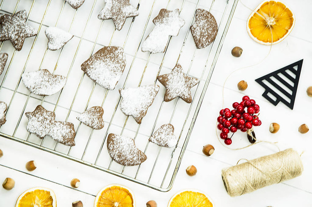 Postre picante de invierno de Navidad - galletas de jengibre espolvoreado con azúcar en polvo
 - Foto, imagen