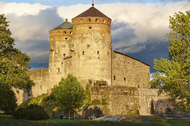 Torre da fortaleza do castelo Savonlinna. Marco da Finlândia. Erva finlandesa
 - Foto, Imagem