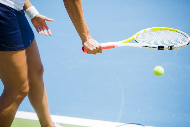  female tennis player serving - Φωτογραφία, εικόνα