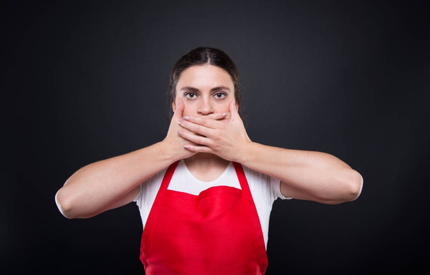Joven empleada cubriendo boca cerrada con las manos
  - Foto, Imagen