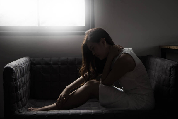 Dospívající dívka s deprese sedí sám v temné místnosti. depresivní porucha. - Fotografie, Obrázek