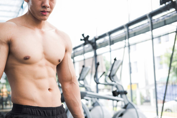 man athlete prepare for training in gym. bodybuilder male workin - Foto, afbeelding