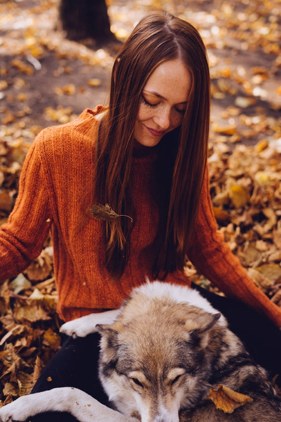 lovely girl on a walk with her dog. Autumn weather, golden autumn, sunny day. - Foto, imagen