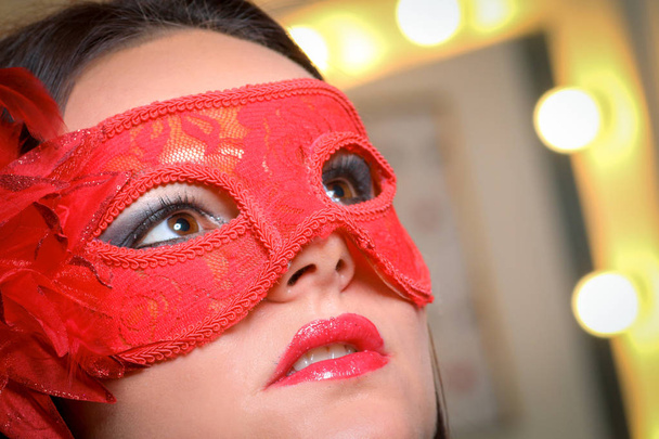 Kauneus malli nainen yllään naamioitu karnevaali naamio yli Christm
 - Valokuva, kuva