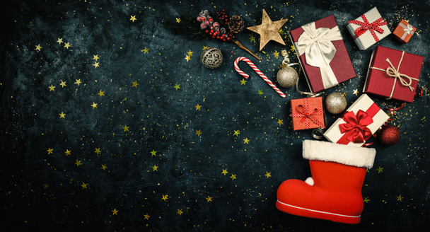 Regalos de Navidad que fluyen de la media de Santas
 - Foto, imagen