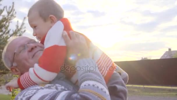 kleiner Junge mit seinem Großvater bei Sonnenuntergang - Filmmaterial, Video