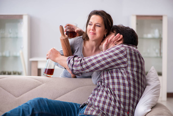 Häusliche Gewalt im Familienstreit mit betrunkenem Alkoholiker - Foto, Bild