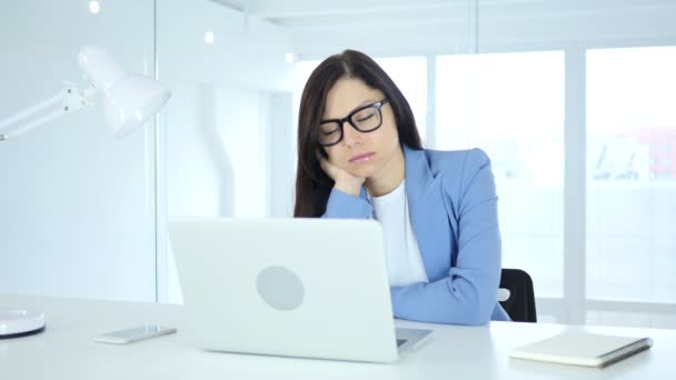 Geeuwen moe jonge zakenvrouw slapen op het werk, tijd voor slaap - Video