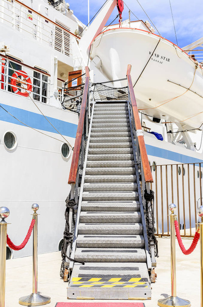 Metal ladder on the ship. - Zdjęcie, obraz