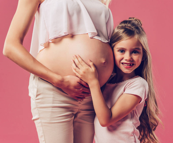 Pregnant woman with daughter isolated - Foto, Bild