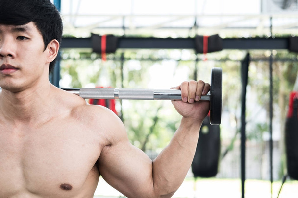kaslı adam fitness merkezinde egzersiz yürütmek. erkek atlet pu - Fotoğraf, Görsel