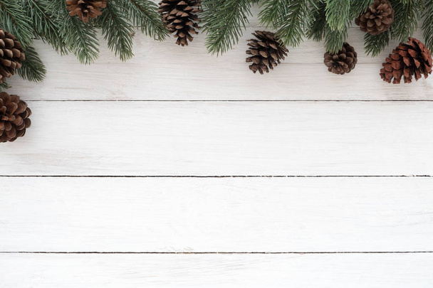 Vánoční rám z jedle stromu větev a Borové šišky - Fotografie, Obrázek