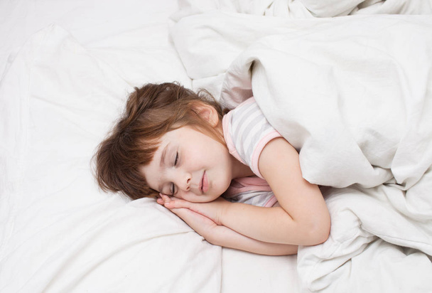 Little girl sleeping with his hands under his cheek - Foto, Imagem