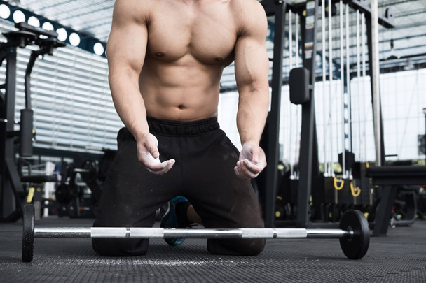 hombre muscular ejecutar ejercicio en el gimnasio. atleta masculino pu
 - Foto, Imagen