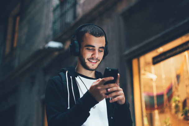  Man wears wireless music headphone - Фото, зображення