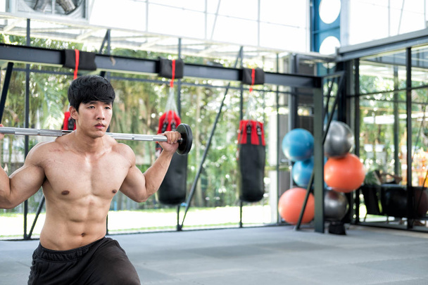 muskulöse Mann führen Übung im Fitness-Center. männliche Athleten pu - Foto, Bild