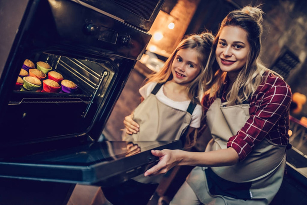Mom with daughter cooking - Фото, изображение